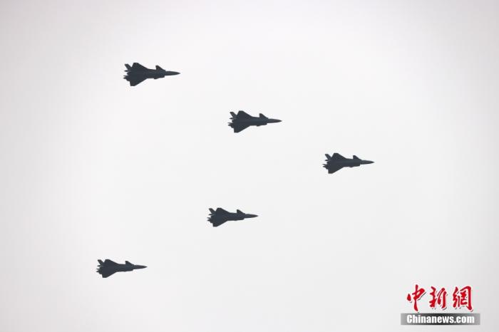 7月1日上午，庆祝中国共产党成立100周年大会在北京天安门广场隆重举行。图为大会开始前的飞行庆祝表演，歼-20战机飞过天安门广场上空。 <a target='_blank' href='http://www.chinanews.com/'>中新社</a>记者 盛佳鹏 摄