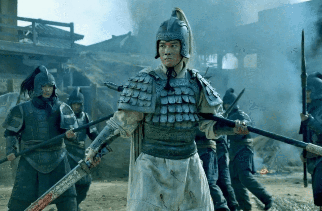 比如《三国演义》中就有赵云在长坂坡拿青釭剑大杀四方的描写:"云乃拔