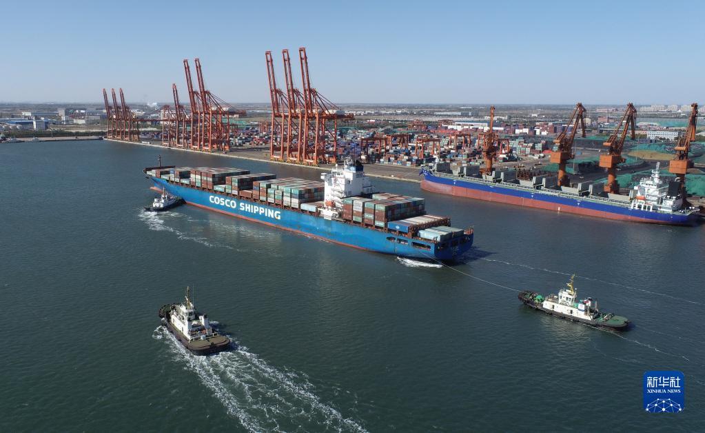 10月23日，一艘轮船向唐山港京唐港区集装箱码头靠泊（无人机照片）。新华社记者 朱旭东 摄