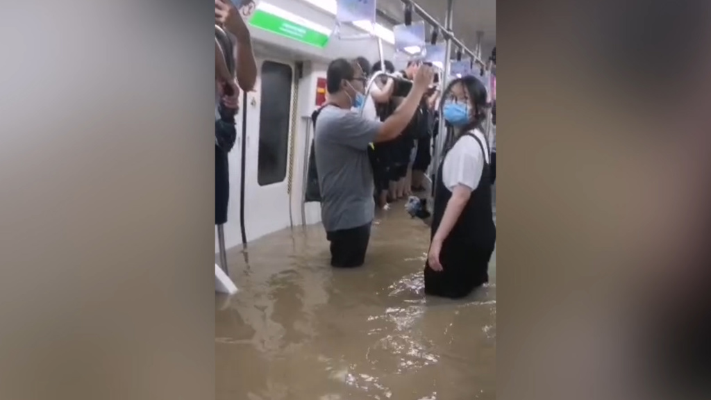 郑州地铁被困亲历者讲述"惊魂"120分钟