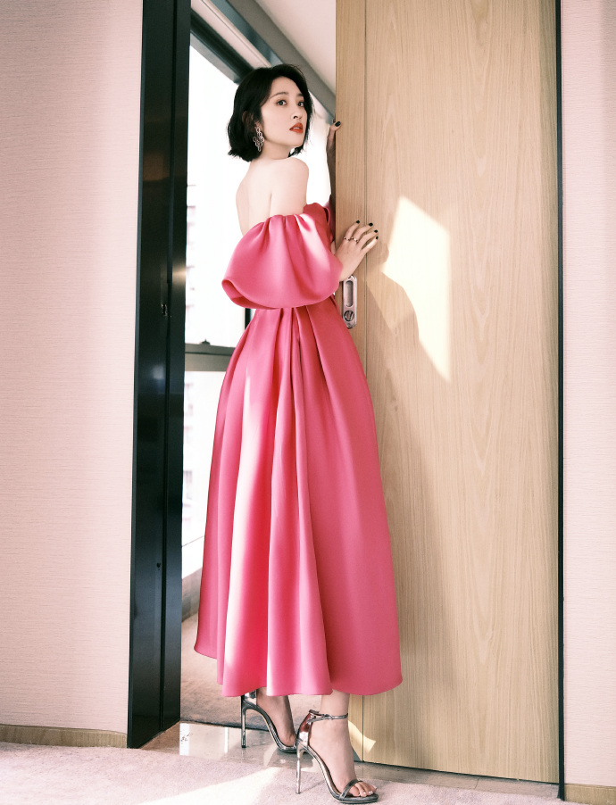 唐艺昕身着粉色泡泡礼裙精致可爱,上身设计展现优越身材,香槟色的眼妆