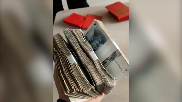 咸宁一男子兑换五百元零钱银行错给五千,男子主动归还
