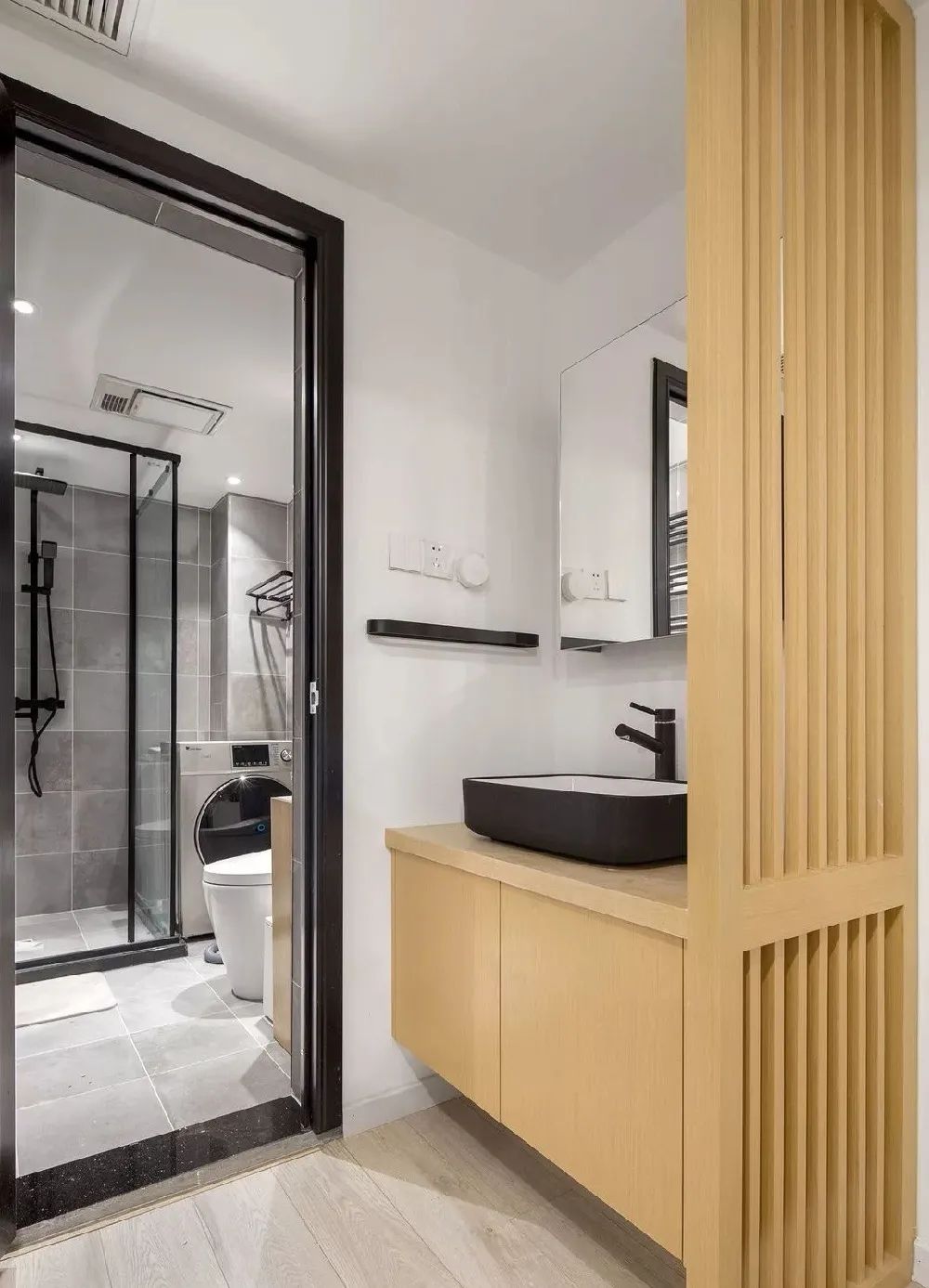 隔断是在空间中起到分割作用的存在,而通透的木格栅既能有效分割区域