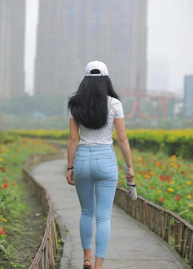 波点半袖搭配紧身牛仔裤,高跟鞋一穿,太有女神气息了!__凤凰网