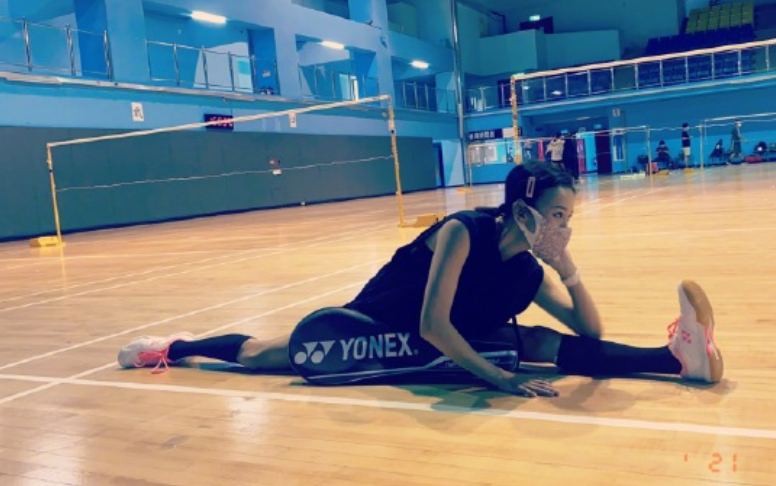 陈意涵晒孕期运动照 趴地一字马毫不费力