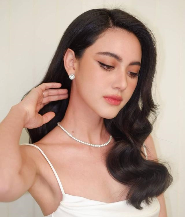 吊带裙的单品呀,泰国的混血女神当下炙手可热的女明星mai davika,一袭