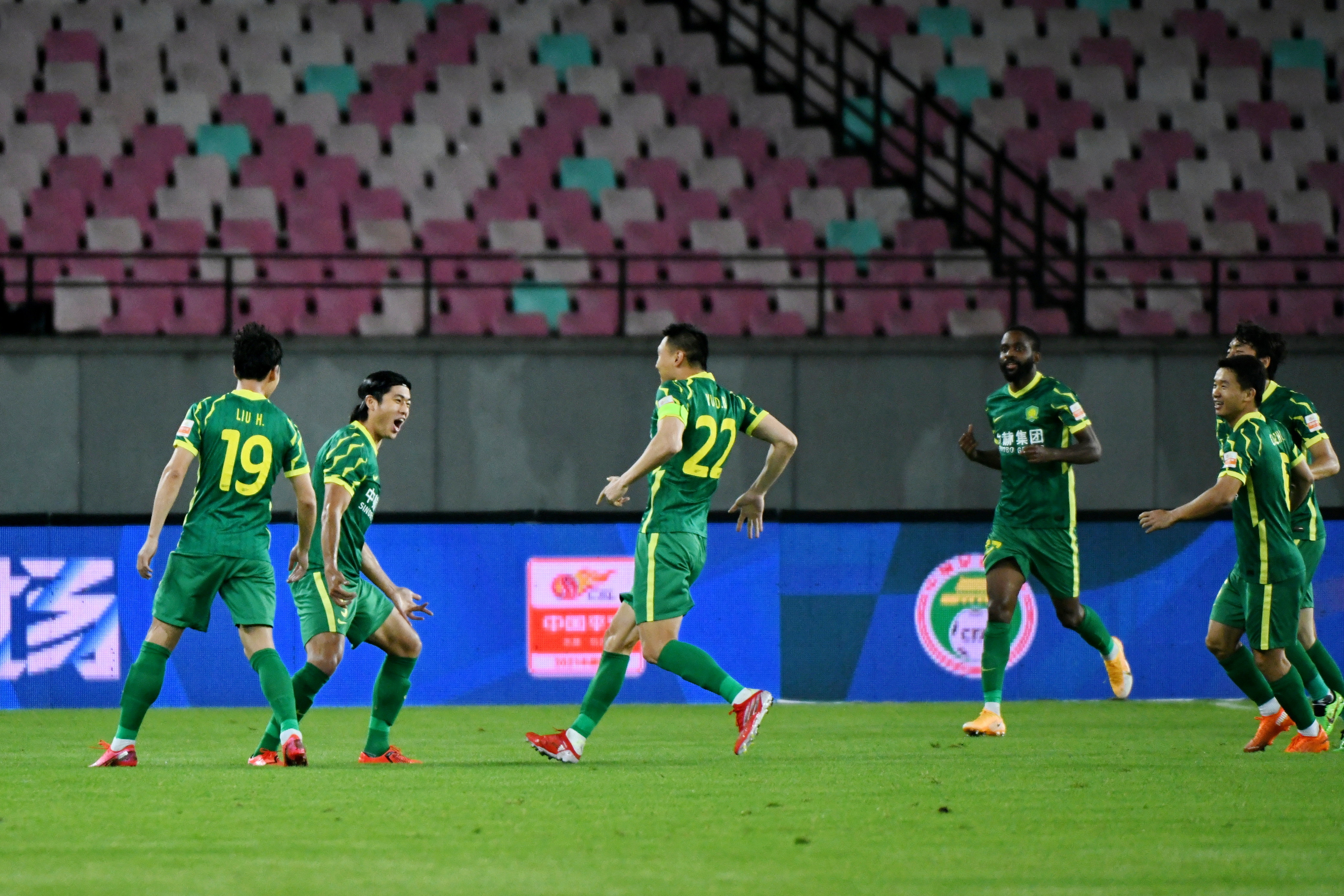 8月15日，北京国安队球员张玉宁（左二）在比赛中进球后与队友庆祝。新华社发（史康摄）