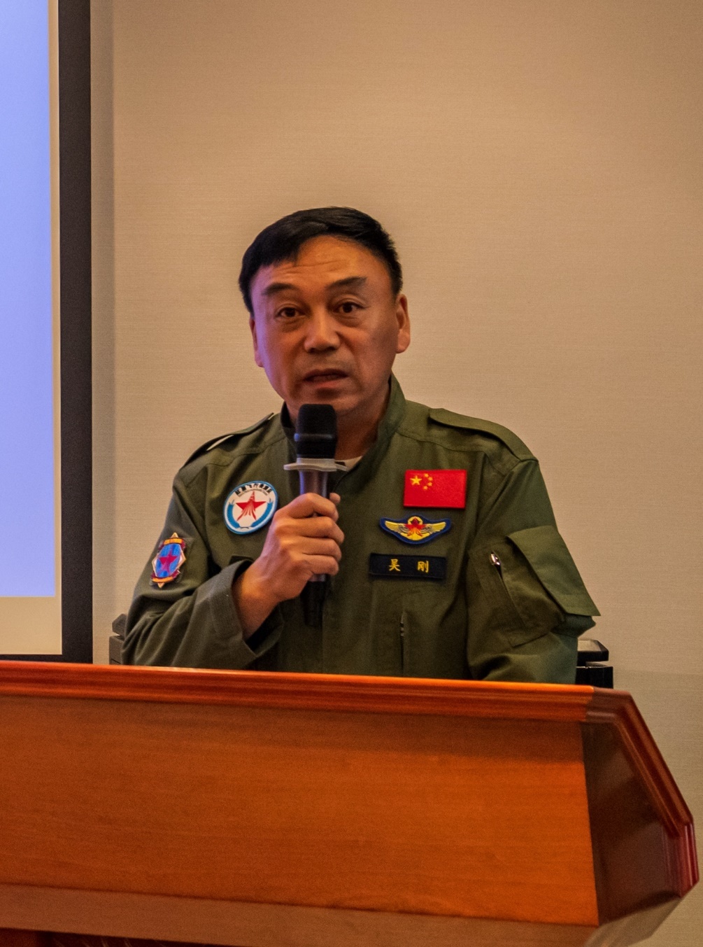 红星飞行表演队指挥员吴刚主持论坛(摄影:蒋聚荣)