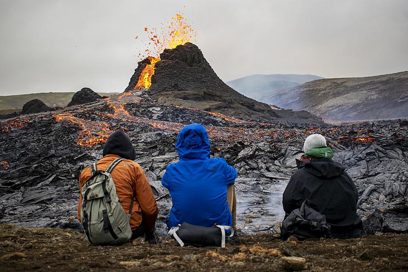 徒步旅行者观赏火山 Jeremie Richard/法新社图