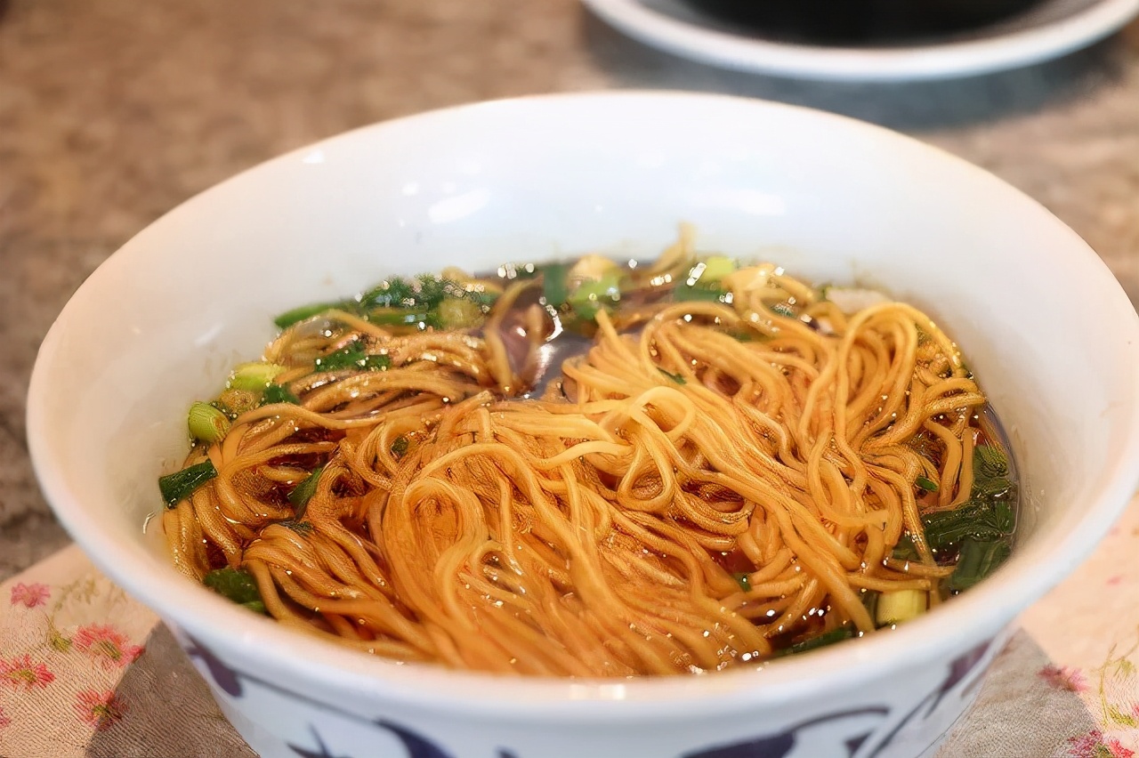 这碗30元的大肠面能有多好吃,才能被上海大爷大妈抢了30年?