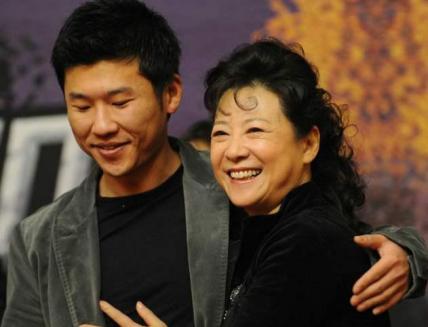 星二代王骁:母亲是影后王馥荔,自己是海归硕士却在跑龙套__凤凰网