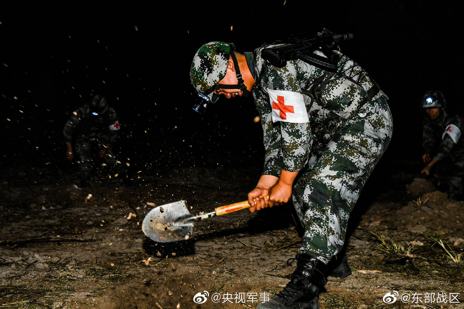 徒步行军、转移伤员、穿越障碍、投掷手雷……第73集团军某旅卫勤分队跨昼夜综合演练硬核展开!快来感受卫勤兵满满的“战斗力”。