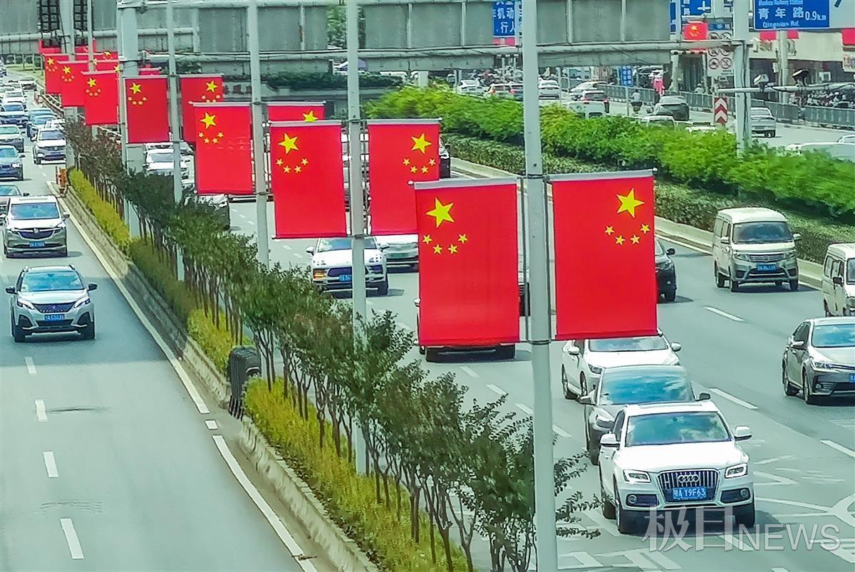 漢口發展大道,國旗成為一道靚麗風景