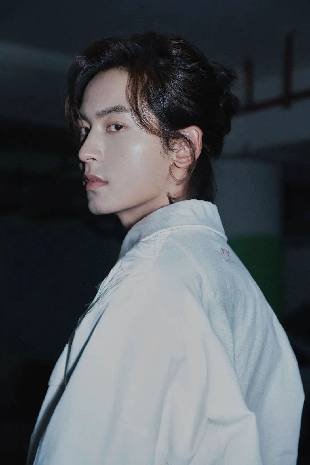 张哲瀚最大优势在于精致五官,但张哲瀚五官集中,脸部留白多,颞区宽