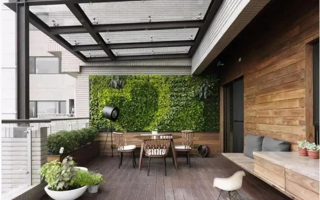 3,封闭式露台大部分会采用铝合金对整个空间进行封闭,结构也更坚实