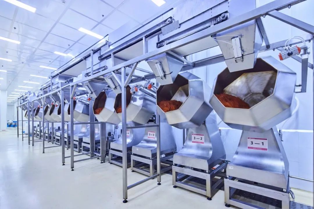 卫龙食品便开始对工厂进行升级,投入上百万元从欧洲买价格不菲的生产