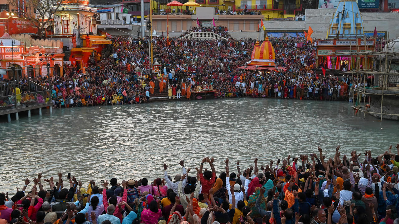 粗略统计有约5万名尼泊尔的信众甚至跑到印度去参加大壶节(kumbh mela