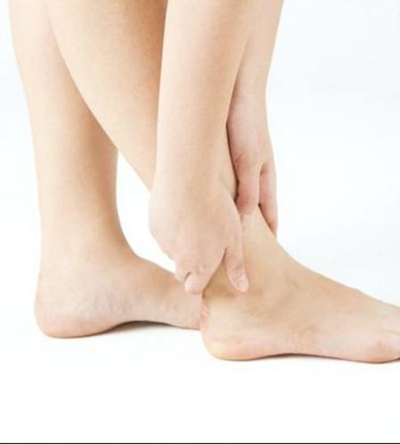 寒从脚下来:露脚踝会导致腿寒,保护好自己的脚踝吧!__凤凰网