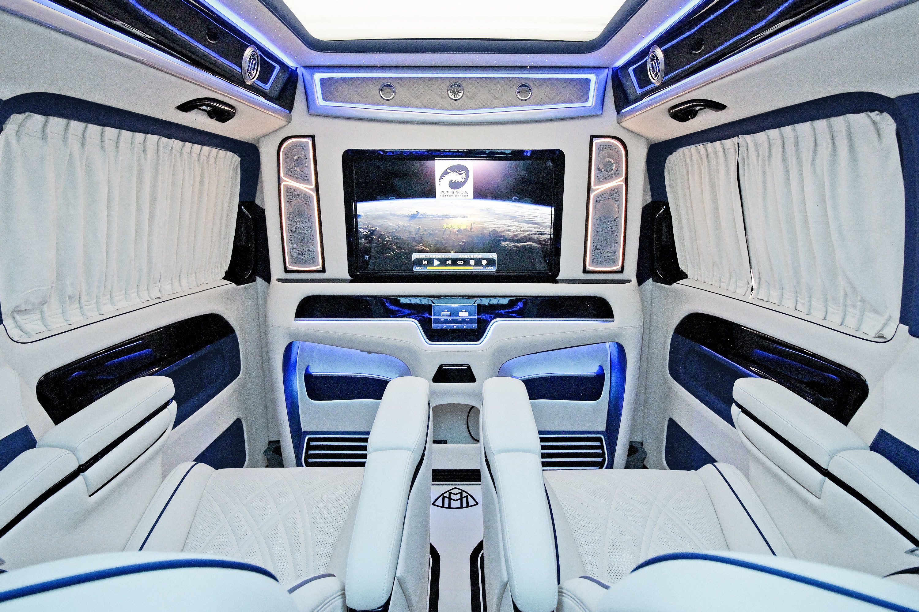 奔驰威霆加高顶改装案例,迈巴赫同款内饰改装,加装全隔断吧台__凤凰网