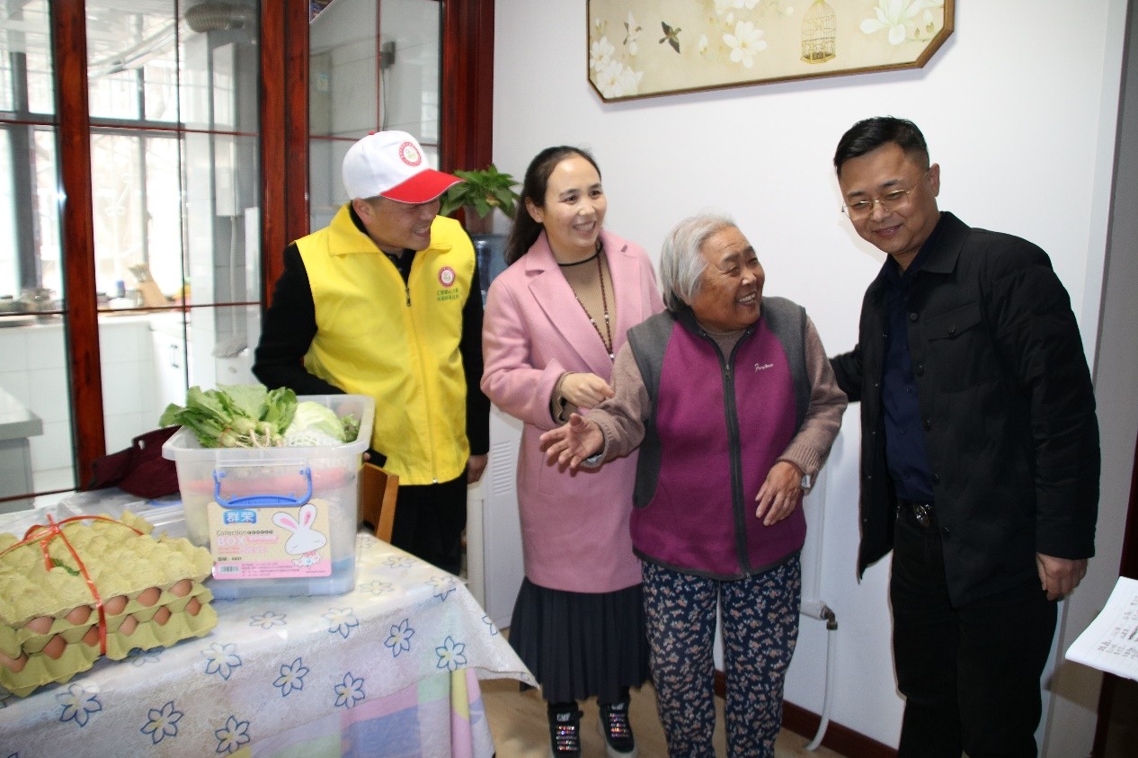 蔬菜产地肖何庙村的李随同书记,和农户代表魏宏还特意赶来保吉巷小区