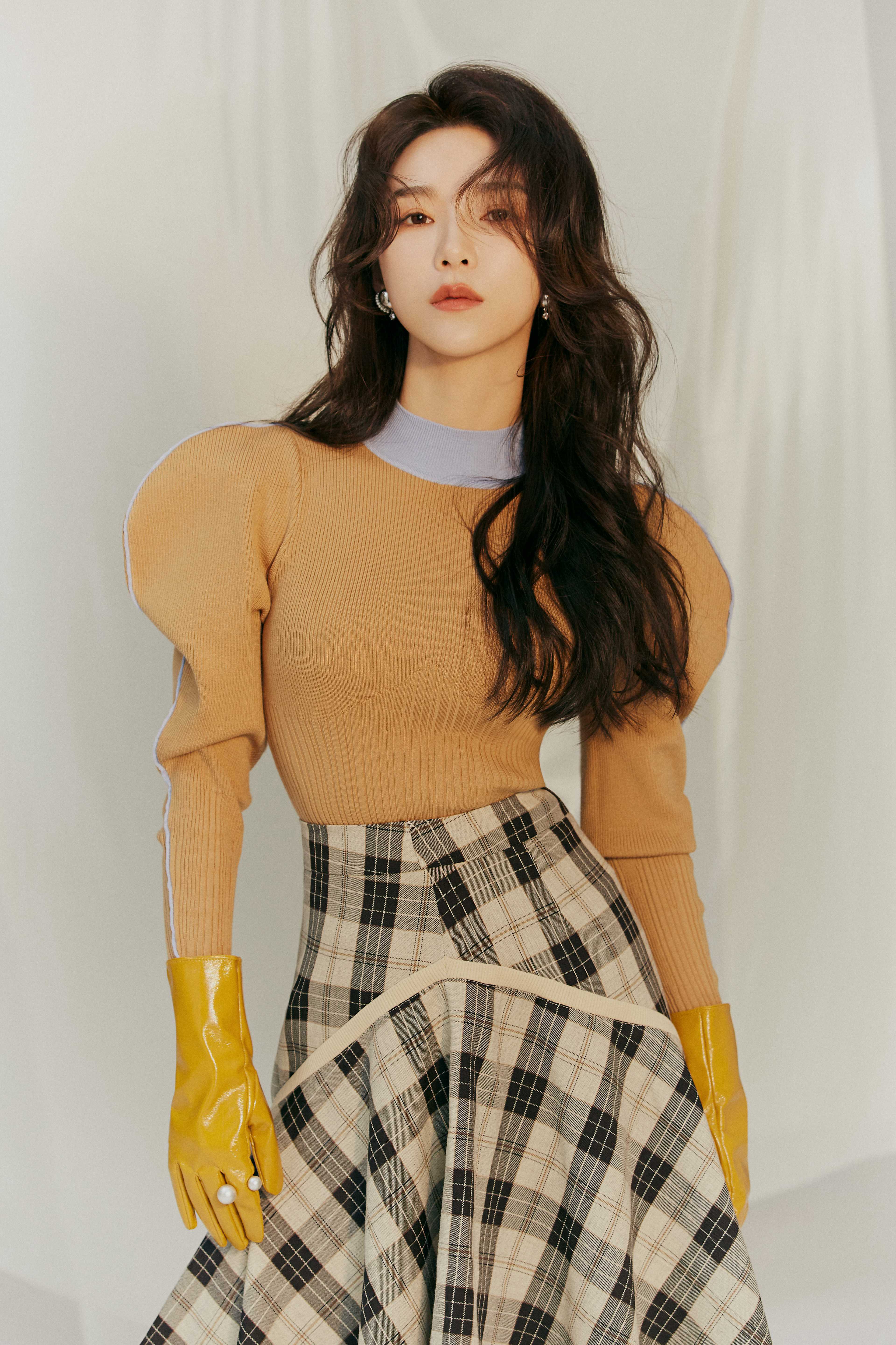 演员宁心生日写真释出 光影间演绎摩登复古风__凤凰网