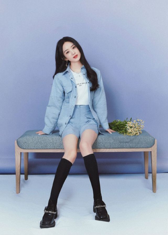 赵丽颖离婚后首档综艺写真上线 穿短裤秀细直长腿可盐可甜_凤凰网娱乐