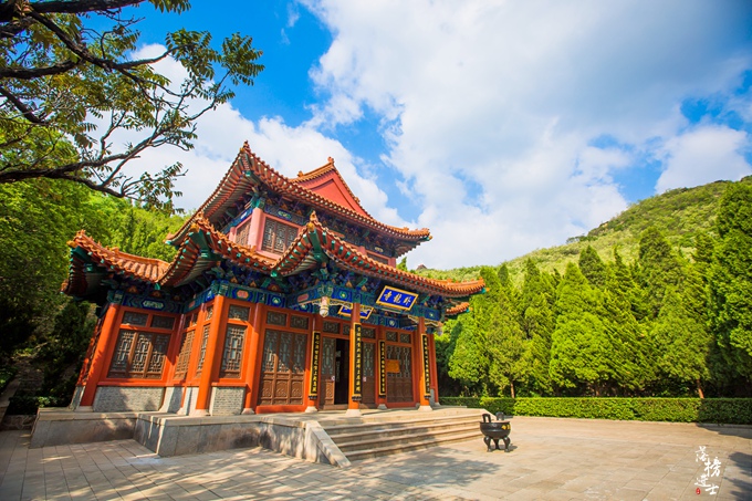 小巧精致的卧龙寺被茵茵绿树包围,幽静神秘.