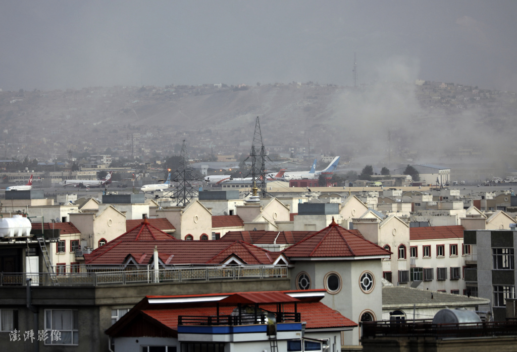 当地时间2021年8月26日,阿富汗喀布尔,喀布尔国际机场外当天发生爆炸,造成多人死伤,现场浓烟滚滚。