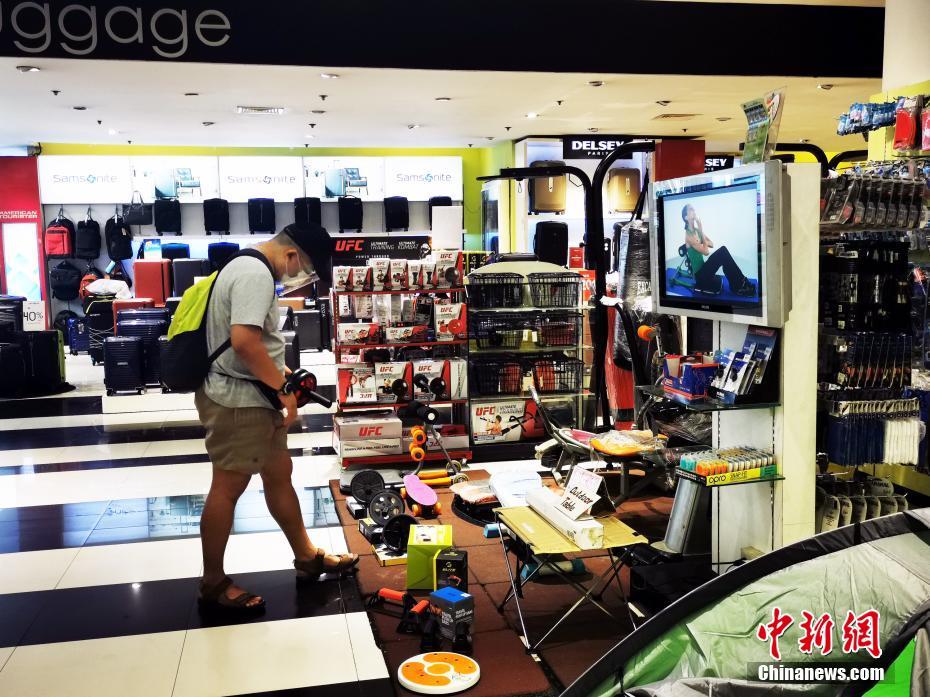 当地时间5月16日,菲律宾首都马尼拉CBD马卡蒂LANDMARK商场,市民在选购健身用品。从5月15日至31日,首都大马尼拉地区及邻近4省布拉干、甲米地、拉古那、黎刹(NCR Plus)以及其他一些地区,防疫隔离分类从“修订版加强社区隔离”降为更宽松的“一般社区隔离” 。封城”降级”的第一个周末,马尼拉商业恢复迅速。 中新社记者 关向东 摄