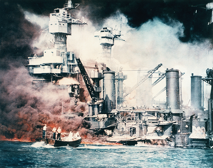 1941年12月7日凌晨（夏威夷时间），日本以大量海空军突袭美国在太平洋的主要海军基地珍珠港，致使停泊在港内的美国太平洋舰队主力几乎全军覆没。图为被击中的“西弗吉尼亚号”（前景）和“田纳西号”战列舰起火冒烟。人民视觉 资料图