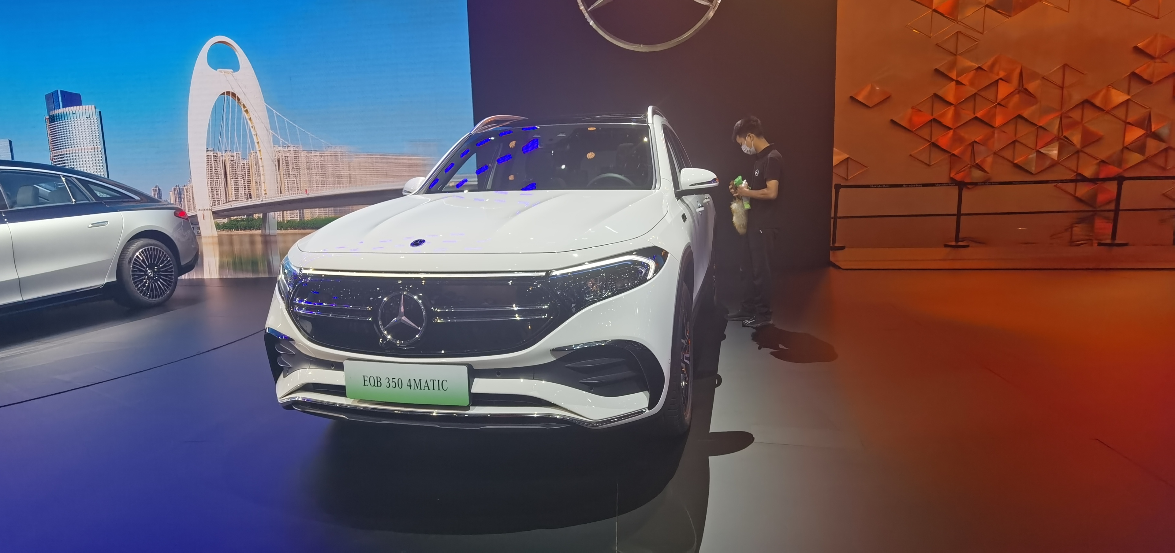 奔驰纯电动suv7座图片