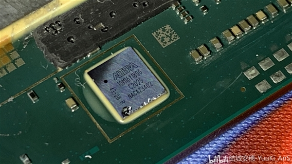 Intel 10nm 60核心下代至强开盖：四大一小整合封装