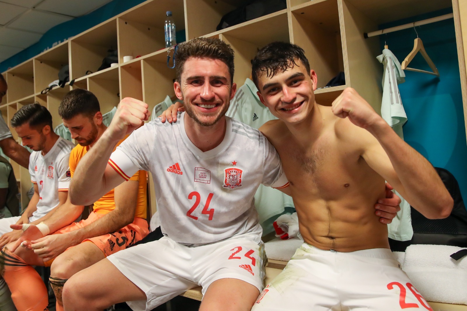 西班牙球员赛后更衣室庆祝胜利。