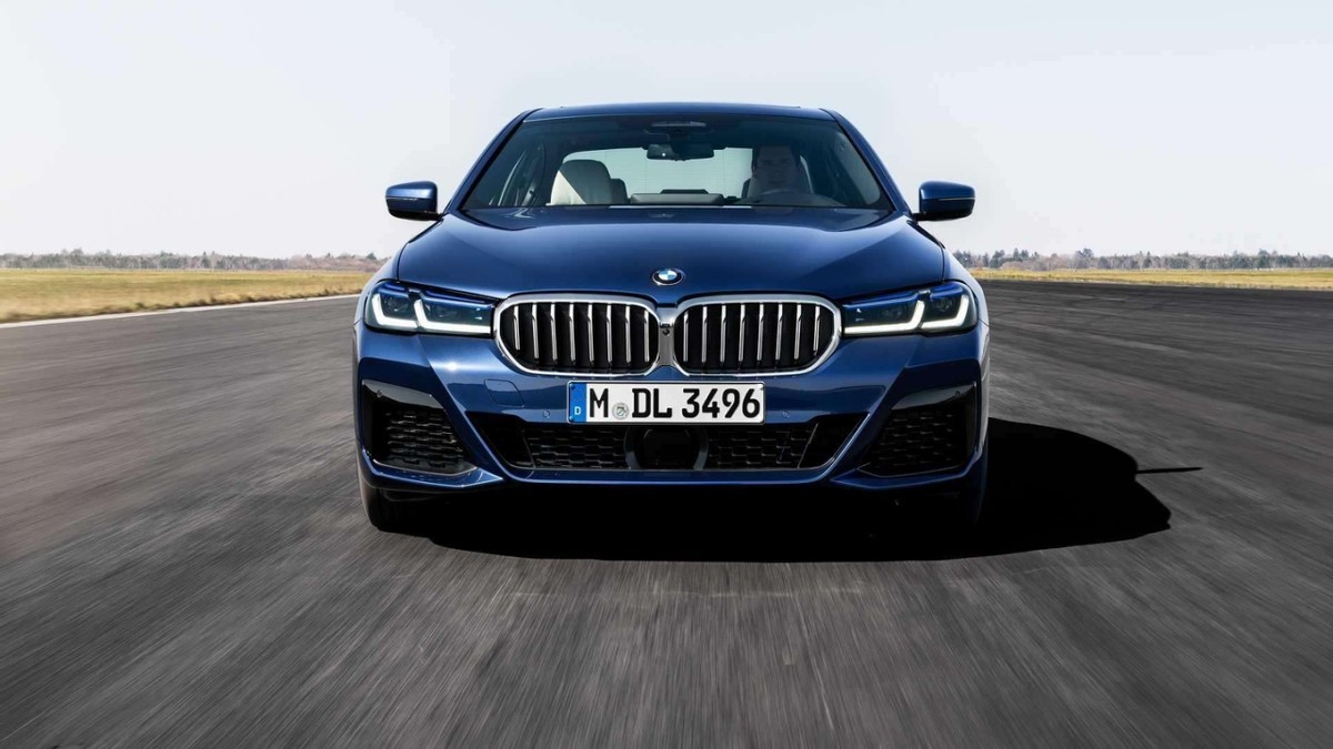 为了销量拼了2022年宝马燃油纯电全面发力就问奔驰慌不慌