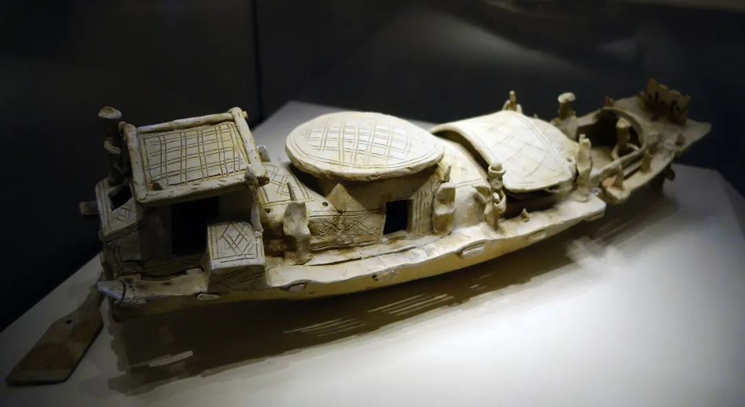东汉陶船，船尾有舵，呈桨片状 | 图虫创意