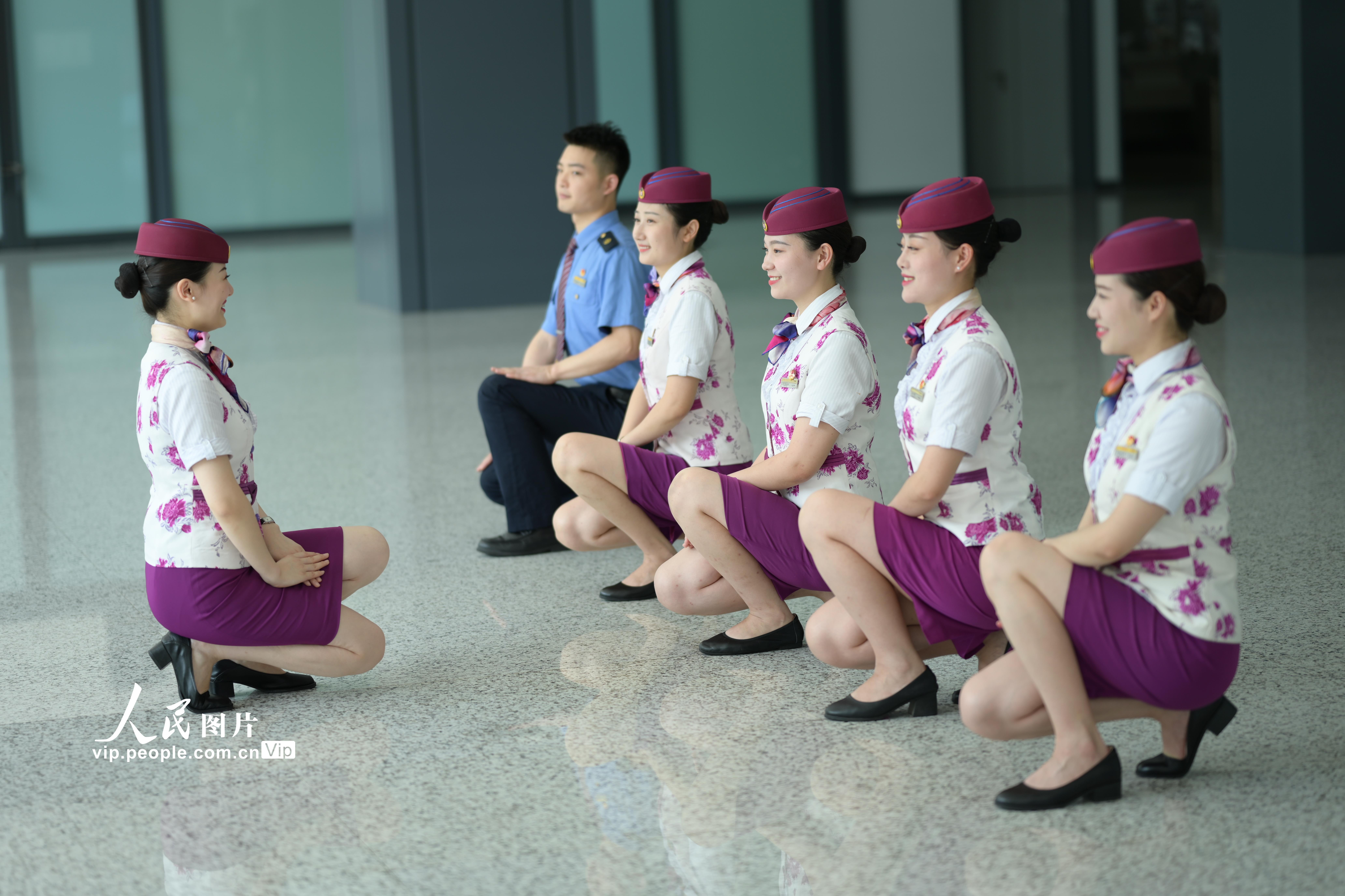 重庆:复兴号乘务员开展服务礼仪培训