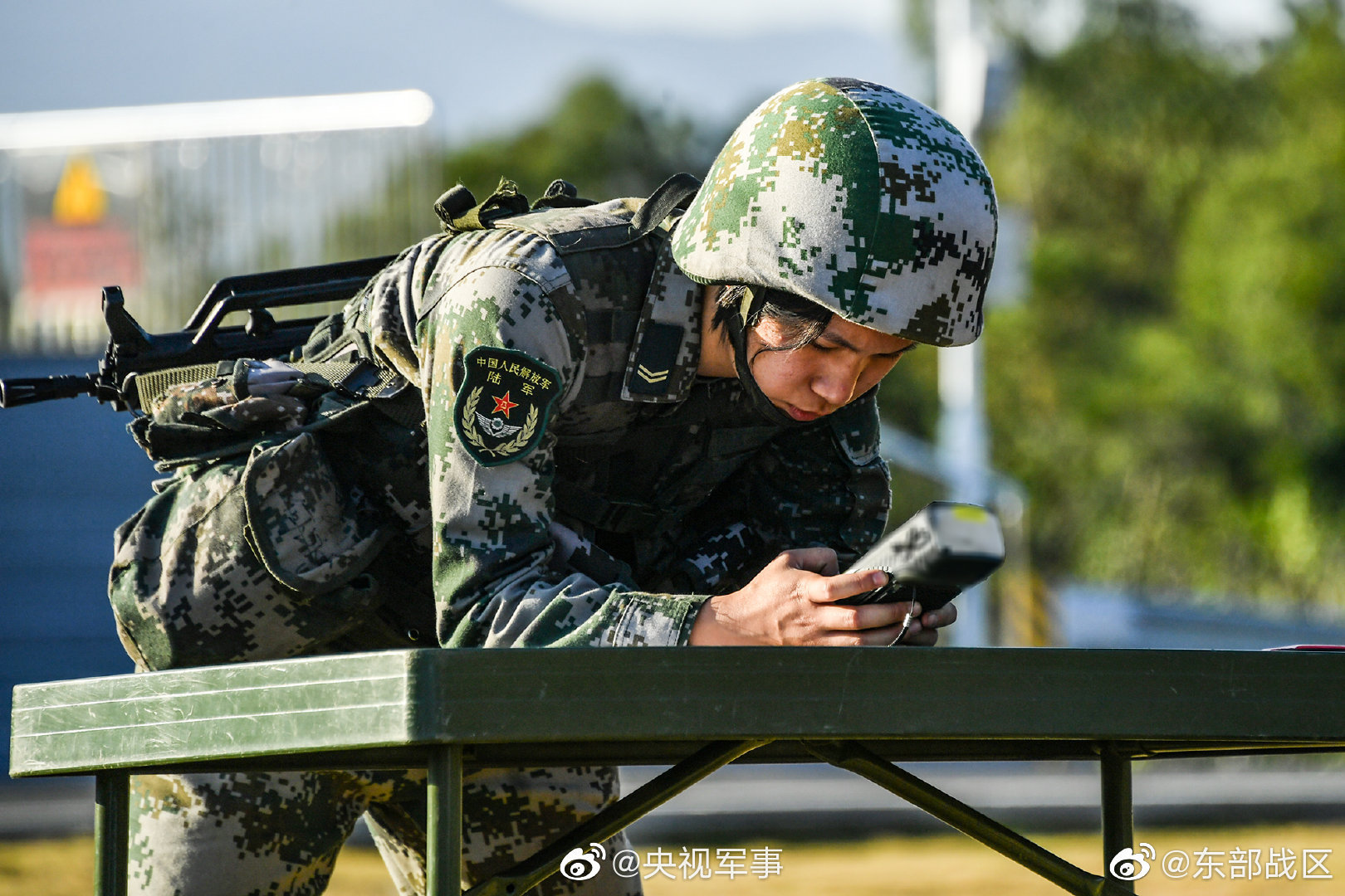 徒步行军、转移伤员、穿越障碍、投掷手雷……第73集团军某旅卫勤分队跨昼夜综合演练硬核展开!快来感受卫勤兵满满的“战斗力”。