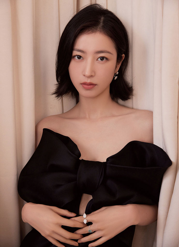 周雨彤蝴蝶结礼服秀长腿美出新高 性感露香肩"锁骨杀"气场全开_凤凰网