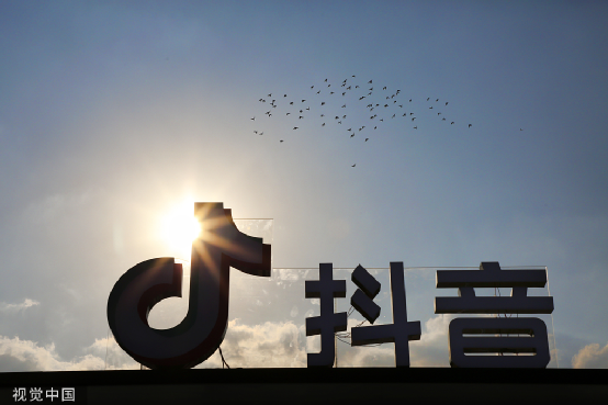 （字节跳动旗下的抖音，绝对是快手的劲敌。）