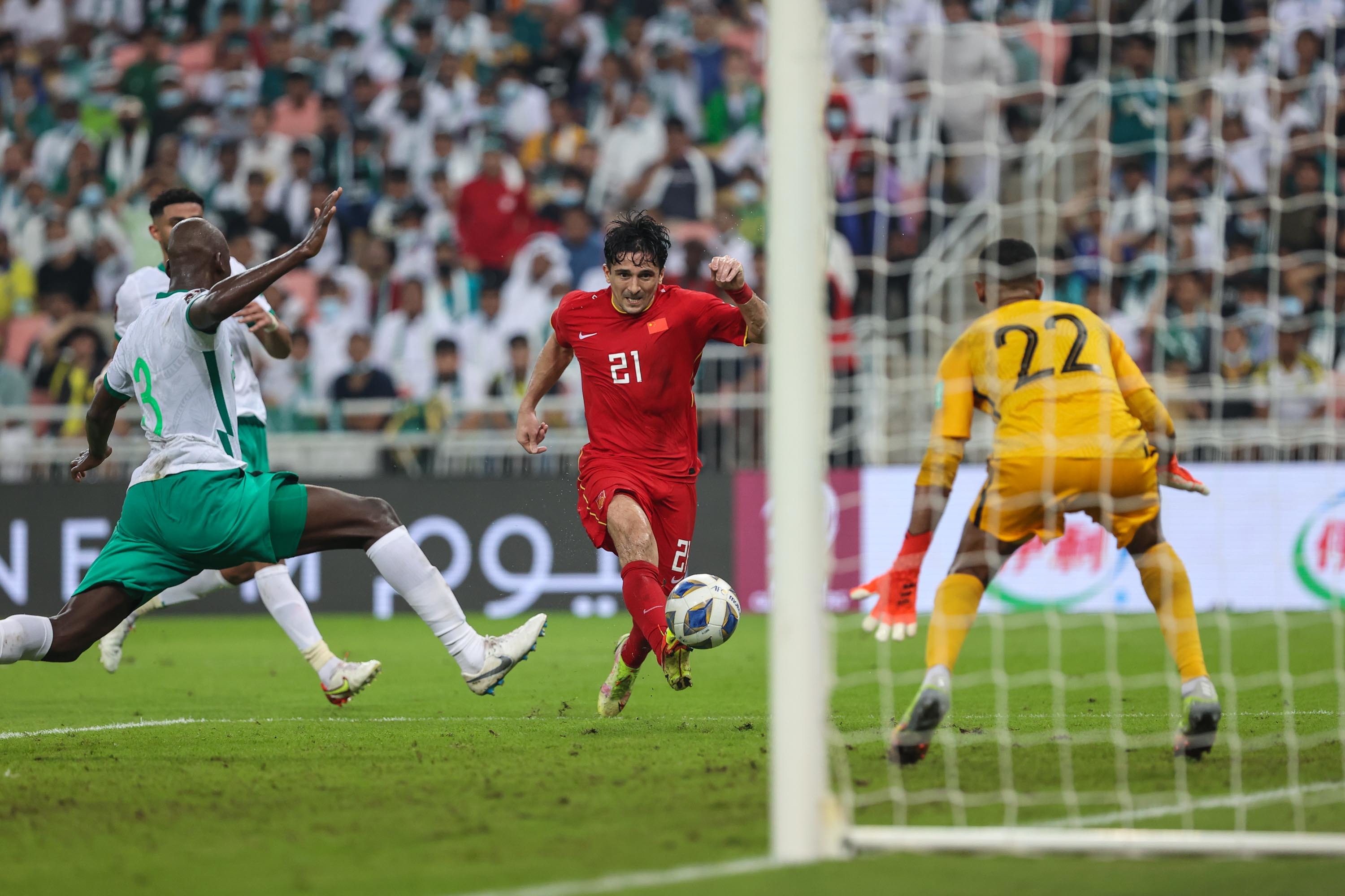 10月12日，在2022年卡塔尔世界杯亚洲区预选赛12强赛B组第四轮比赛中，中国队客场以2比3不敌沙特阿拉伯队。中国队球员洛国富（右二）在比赛中射门。新华社发（瑞恩摄）