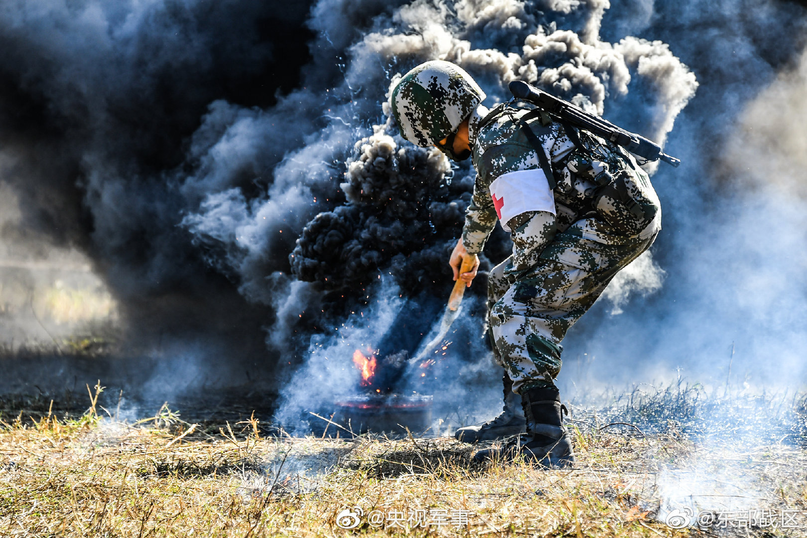 徒步行军、转移伤员、穿越障碍、投掷手雷……第73集团军某旅卫勤分队跨昼夜综合演练硬核展开!快来感受卫勤兵满满的“战斗力”。
