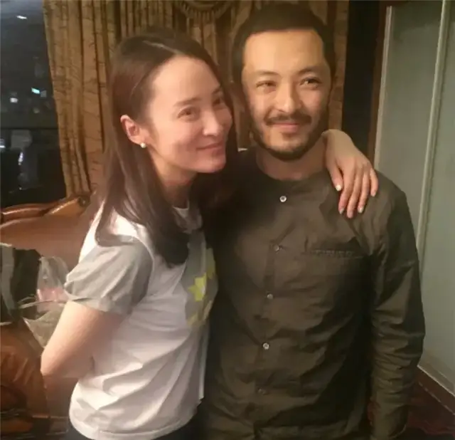 东风来得很快,18岁的时候,富大龙 和蒋勤勤,金巧巧成了同班同学.