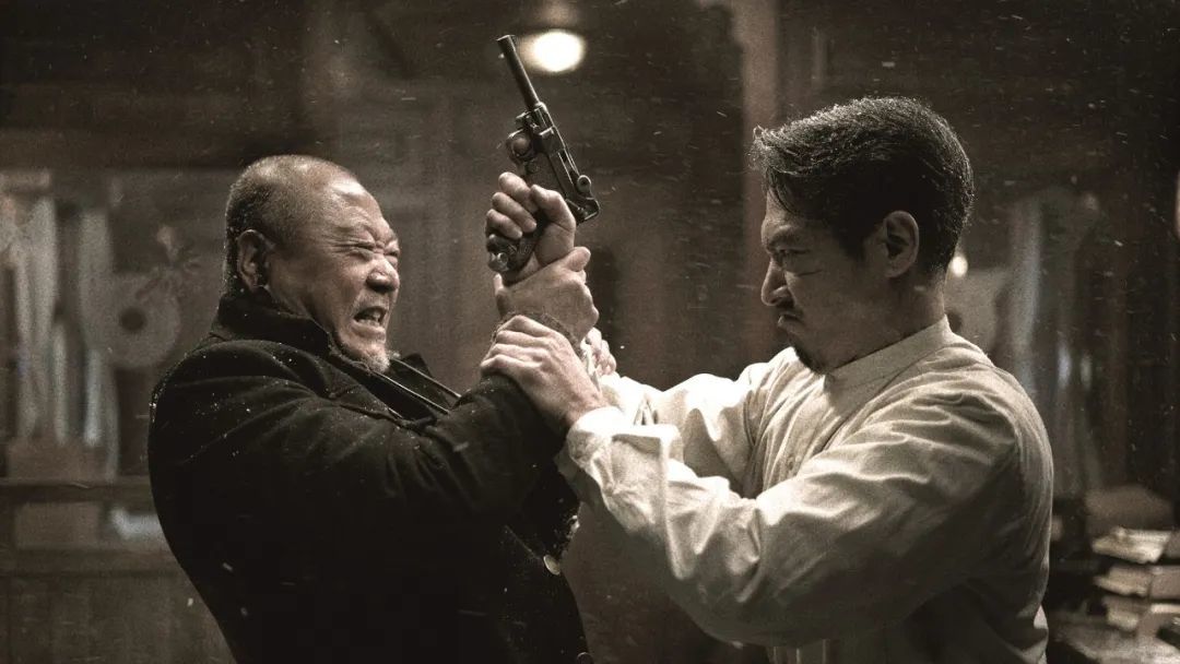·电影《铁道英雄》中， 范伟（右）饰演的老王与日本头目藤原有一场爆发力十足的对峙戏。