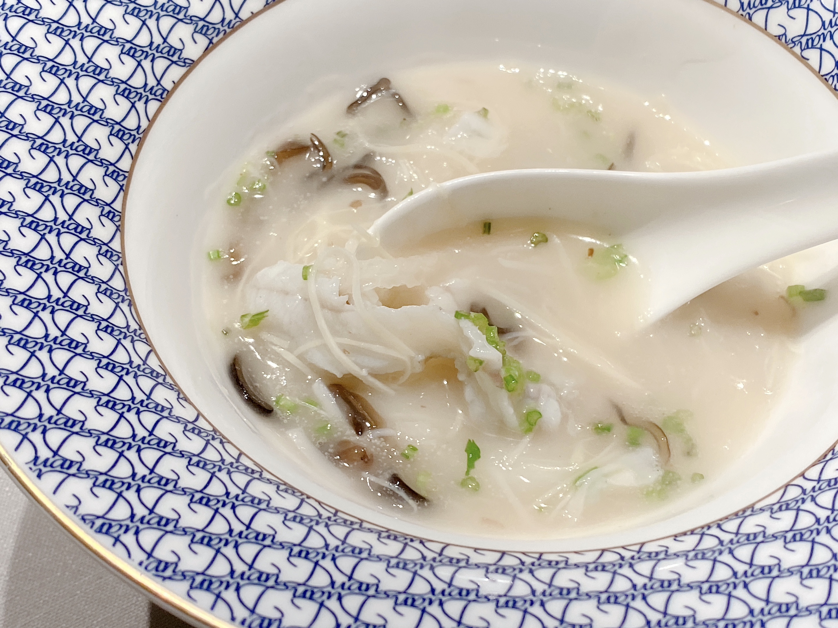 几种原料:河豚鱼肉,花胶丝,笋丝,松茸丝,竹笙丝