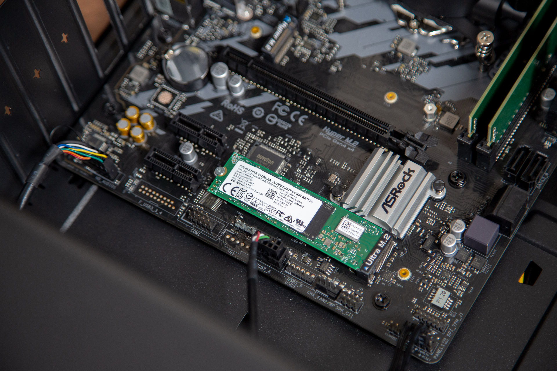 虽然是搭配的是matx规格的b560主板,从主板logo上也可以看出这块主板