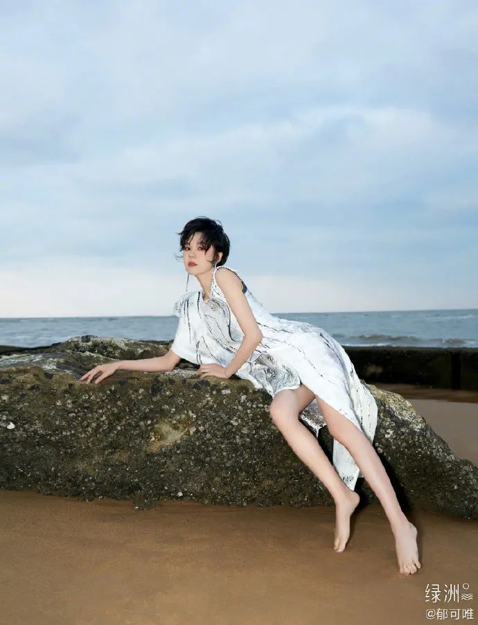 段奥娟则利用好了海边的背景,构图留白被巧妙的设计,目的是更好的衬托