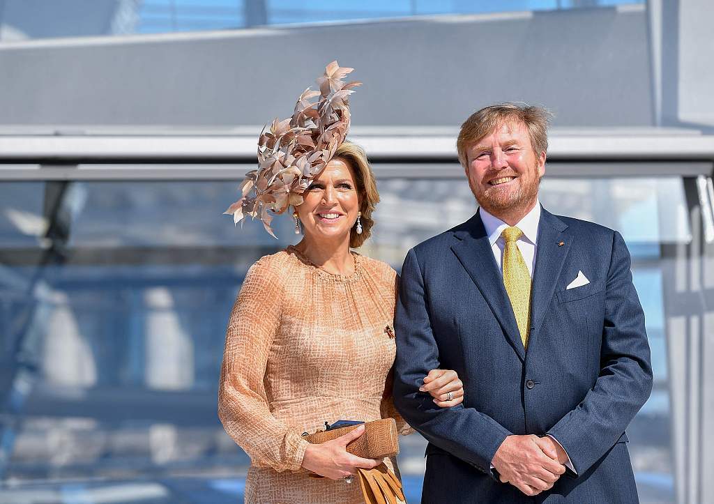 荷兰国王威廉-亚历山大(右)和王后马克西玛(左)。图源:视觉中国