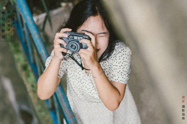 虽然拍摄半身人像,景别是固定的,但并不代表角度也是僵化的,你可以