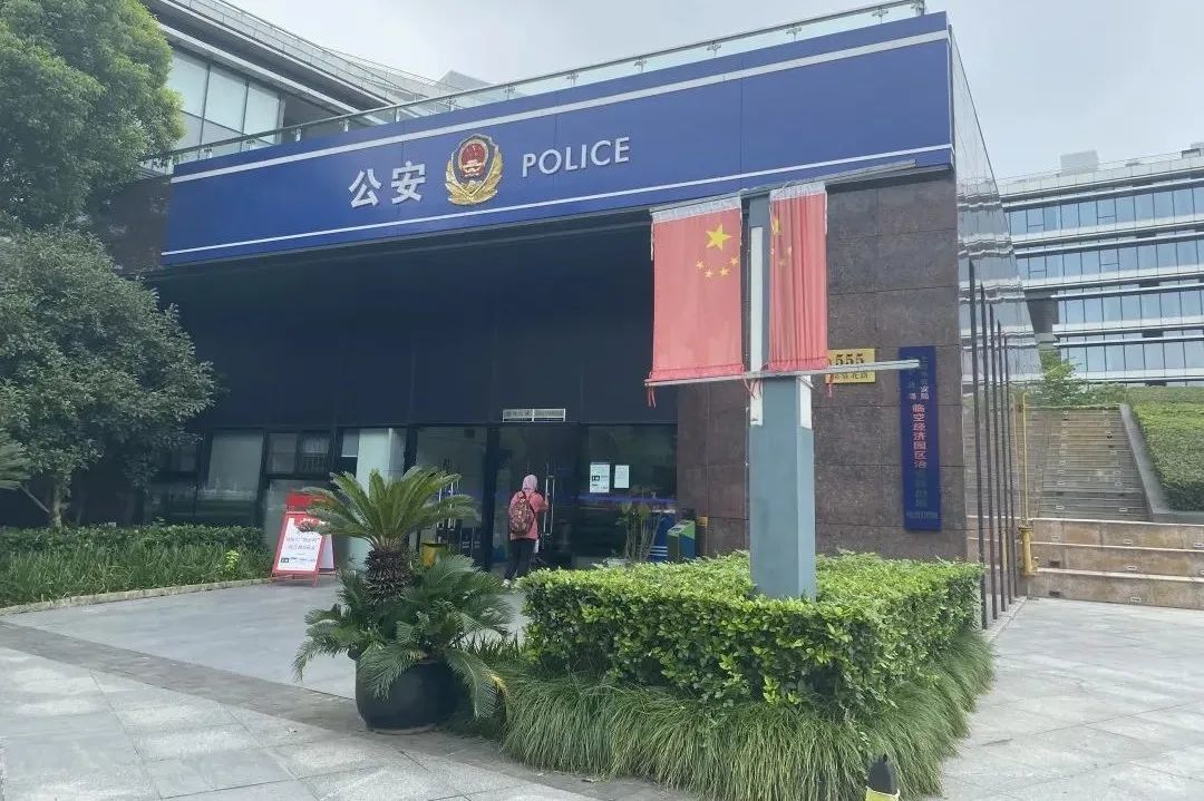 图/马荣到涉事公司所在地派出所报案 凌馨/摄