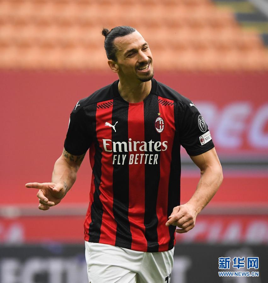 2月21日,AC米兰队球员伊布拉希莫维奇在比赛中。 当日,在2020-2021赛季意大利足球甲级联赛第23轮比赛中,国际米兰队客场以3比0战胜AC米兰队。 新华社发(阿尔贝托·林格利亚 摄)